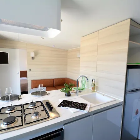 Mobil-home Confort 6 Pers., 3 Ch., 2 Sdb, A 200m, Piscine Chauffee, Fitness, Terrasse - Fr-1-361a-61