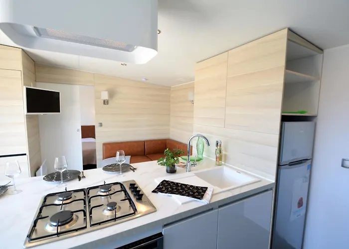 Mobil-home Confort 6 Pers., 3 Ch., 2 Sdb, A 200m, Piscine Chauffee, Fitness, Terrasse - Fr-1-361a-61